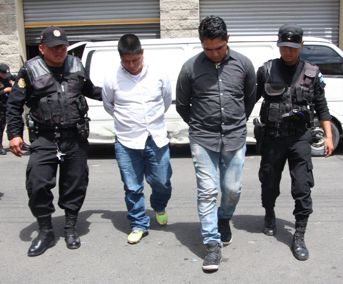 La policía capturó a los supuestos delincuentes, luego de recuperar un vehículo robado en la zona 7. (Foto Prensa Libre: PNC)