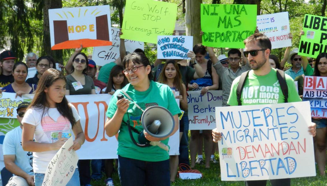 Activistas piden la libertad de madres internadas en un centro de detención de inmigrantes. (Foto Prensa Libre: AP)