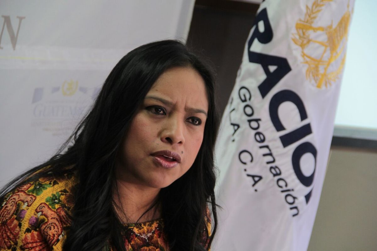 Carolina Miranda Salvador, directora general de Migración, en conferencia de prensa. (Foto Prensa Libre: Edwin Bercián)