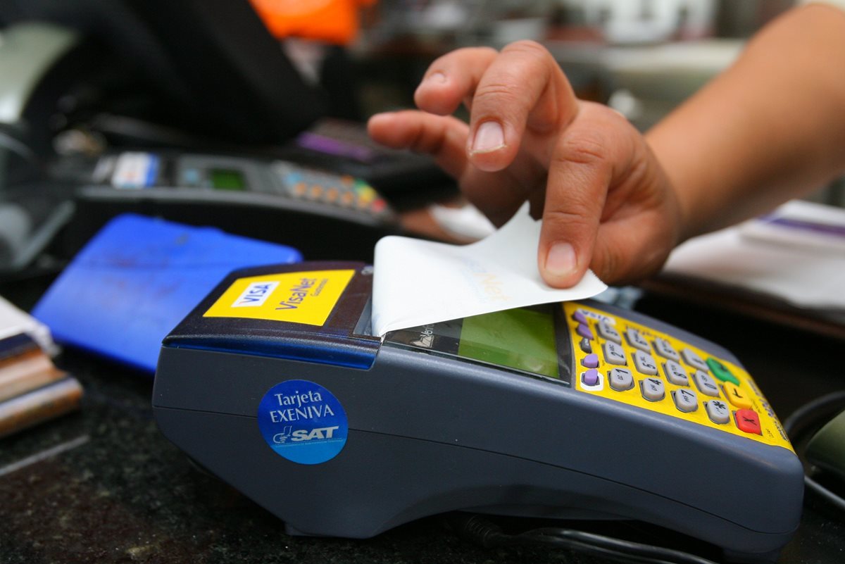 CONSUMO con tarjetas de crédito es el rubro del sector de créditos que no ha reportado baja en aplicación de tasas. (Foto Prensa Libre: Hemeroteca PL)