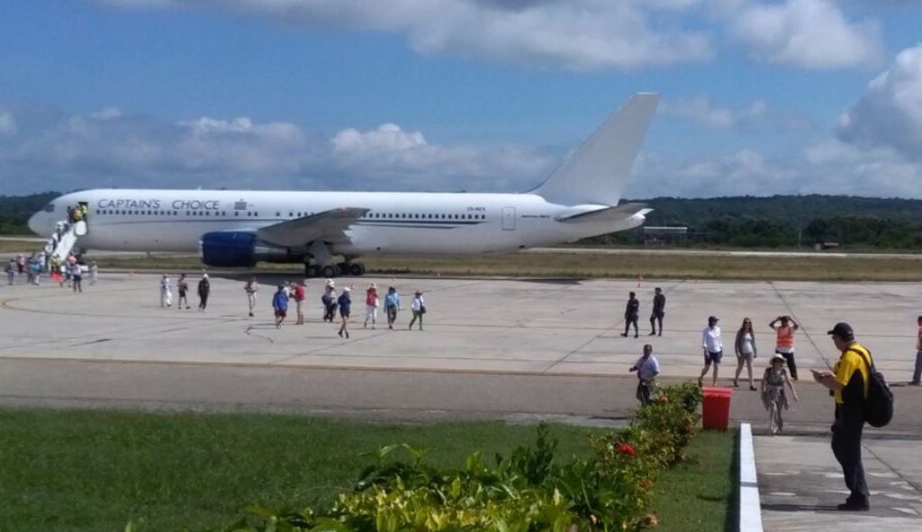 El avión proveniente de Australia arribó en el Aeropuerto Mundo Maya en Santa Elena, Flores, Petén. (Foto Prensa Libre: Rigoberto Escobar)