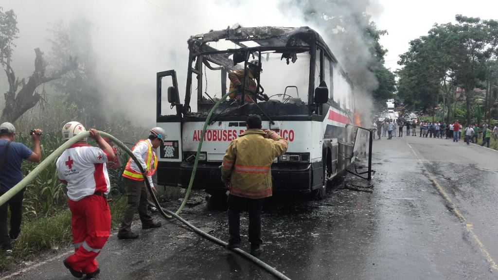 Socorristas controlan incendio en bus en la ruta al suroccidente, Retalhuleu. (Foto Prensa Libre: Jorge Tizol).