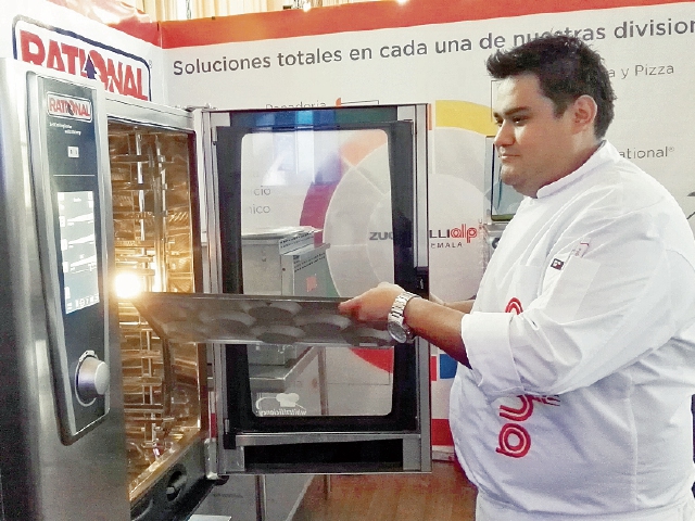 Equipo y utensilios modernos son parte de la exhibición de quienes participan en la Feria Alimentaria.(Foto Prensa Libre: N. Gándara)