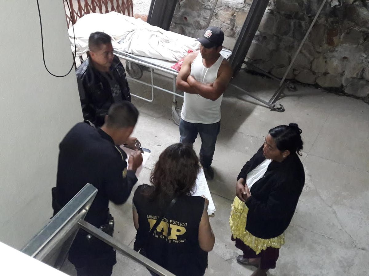 Peritos del Ministerio Público entrevistan a familiares de menor que supuestamente se suicidó, en San Pedro Pinula, Jalapa. (Foto Prensa Libre: Hugo Oliva)