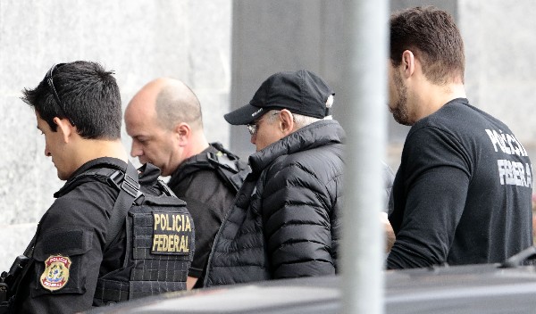 uido Mantega (2-d) es escoltado por la Policía luego de ser detenido en Sao Paulo, Brasil. (Foto Prensa Libre: AFP)