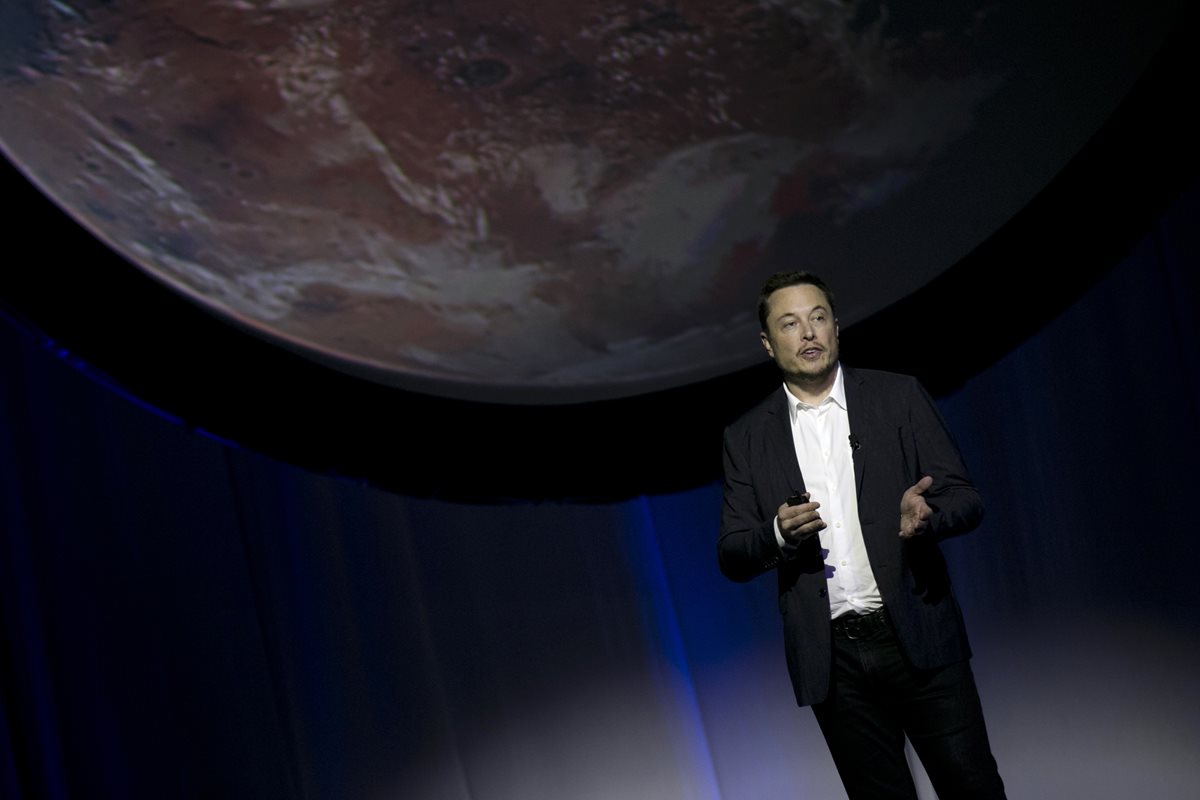 El magnate e inventor Elon Musk, durante la presentación de su proyecto para colonizar Marte, la cual se llevó a cabo en Guadalajara, México. (Foto Prensa Libre: AP).