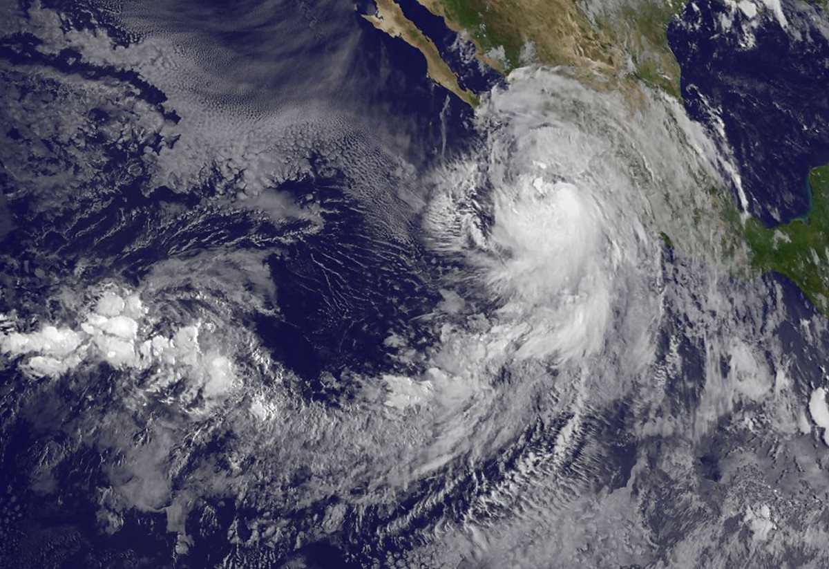 El huracán "Newton" va rumbo las costas mexicanas de Baja California. (Foto Prensa Libre: AFP)