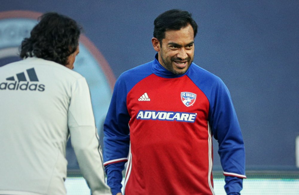 Carlos Ruiz se tuvo que conformar con ver el juego en la banca. (Foto Prensa Libre: MLS)