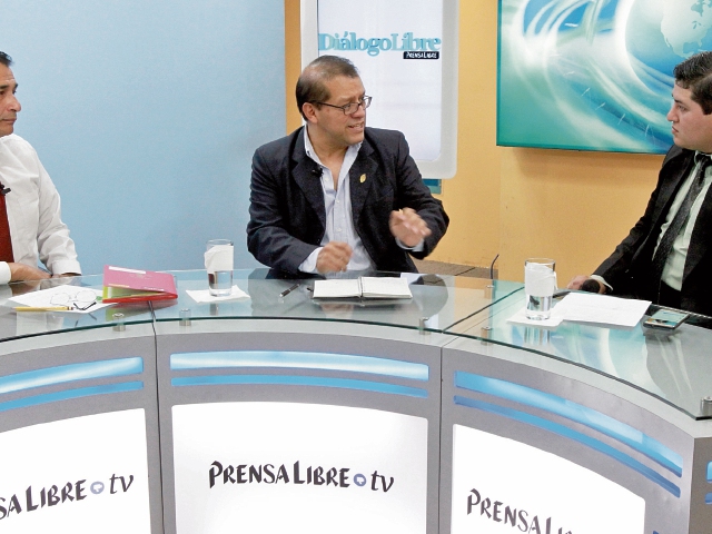 Gabriel Valle, de Fundaeco, y Raúl Maas, de Iarna, conversan con el periodista Carlos Álvarez sobre la proyección de la contaminación de los ríos en el país.