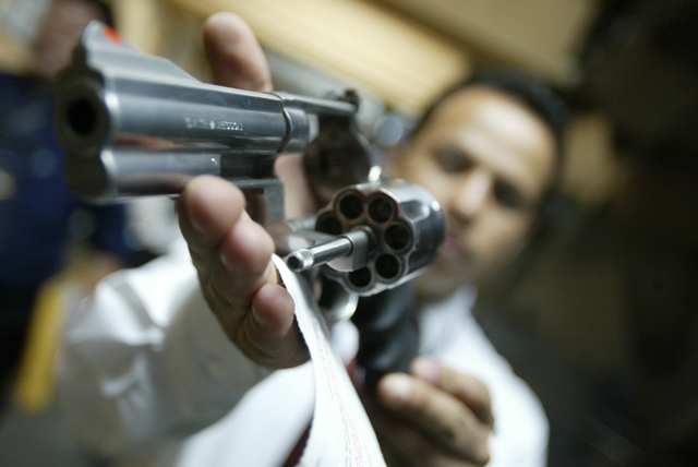 Técnico del Digecam revisa arma que está en proceso de registro. (Foto Prensa Libre: Hemeroteca PL)