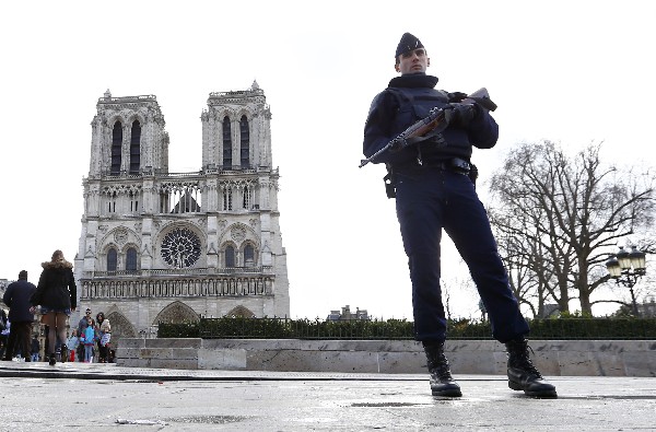 Un efectivo de la policía francesa da seguridad frente a la catedral de Notre Dame, en París. (Foto Prensa Libre: AFP)