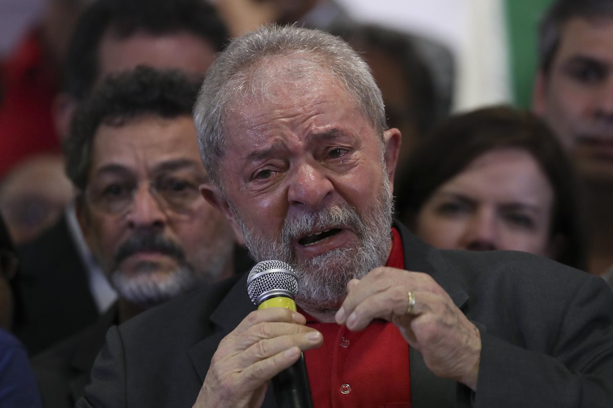 El expresidente Brasileño, Lula da Silva llora al pronunciar su discurso en Sao Paolo. (Foto Prensa Libre: AFP).