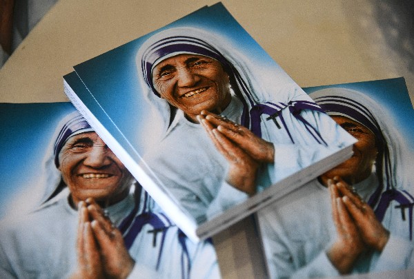 Fotografías de la Madre Teresa son exhibidas en una exposición fotográfica en Roma. (Foto Prensa Libre: AFP)