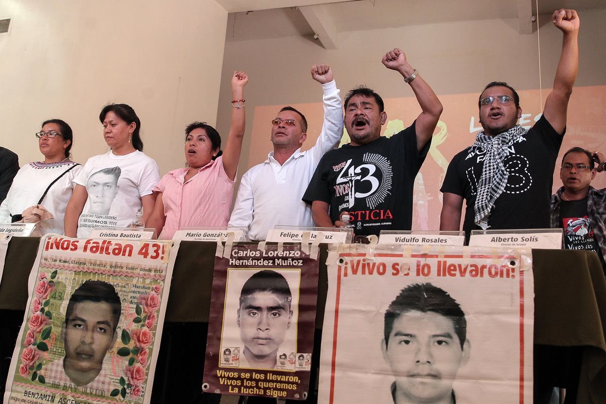 Los padres de los estudiantes desaparecidos, durante la conferencia de prensa donde manifestaron su malestar por el ascenso de Zerón. (Foto Prensa Libre: EFE).