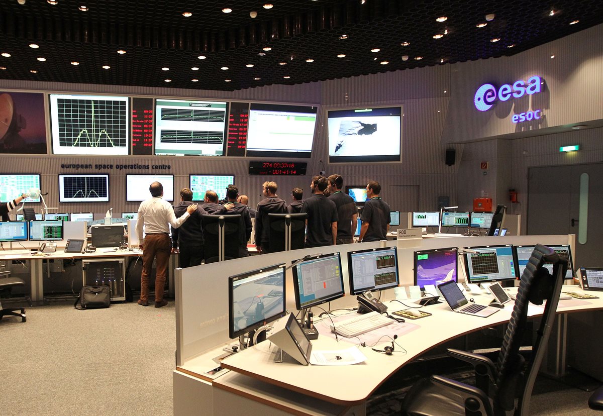 Equipo que coordinó el descenso de la sonda en el centro de operaciones de la Agencia Espacial Europea. (Foto Prensa Libre: AFP)