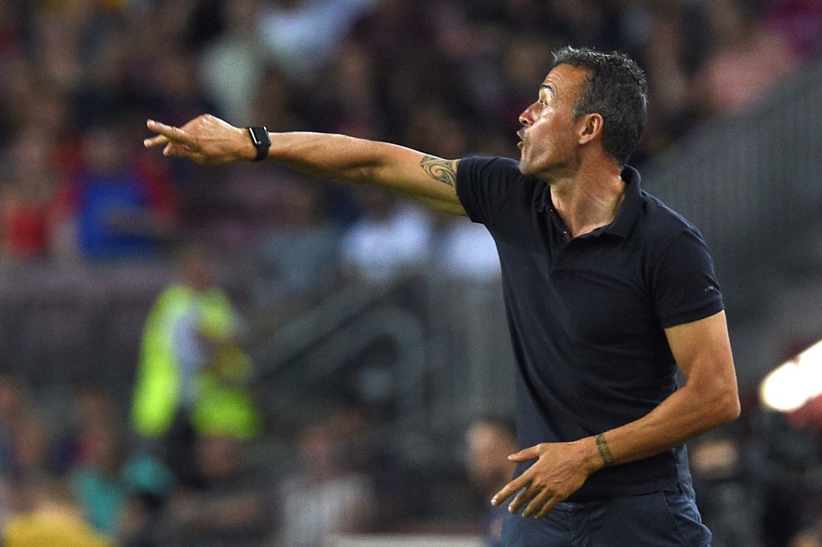 Luis Enrique da instrucciones a sus jugadores en el partido de esta tarde. (Foto Prensa Libre: AFP)