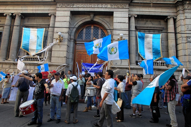Manifestantes colocan papel higiénico en el Palacio Legislativo para “limpiar la porquería”. (Foto Prensa Libre: Paulo Raquec)