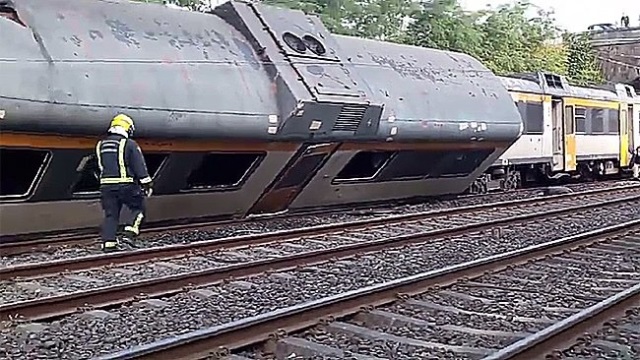 Mueren varias personas al descarrilarse tren en España. (Foto Prensa Libre: EFE)