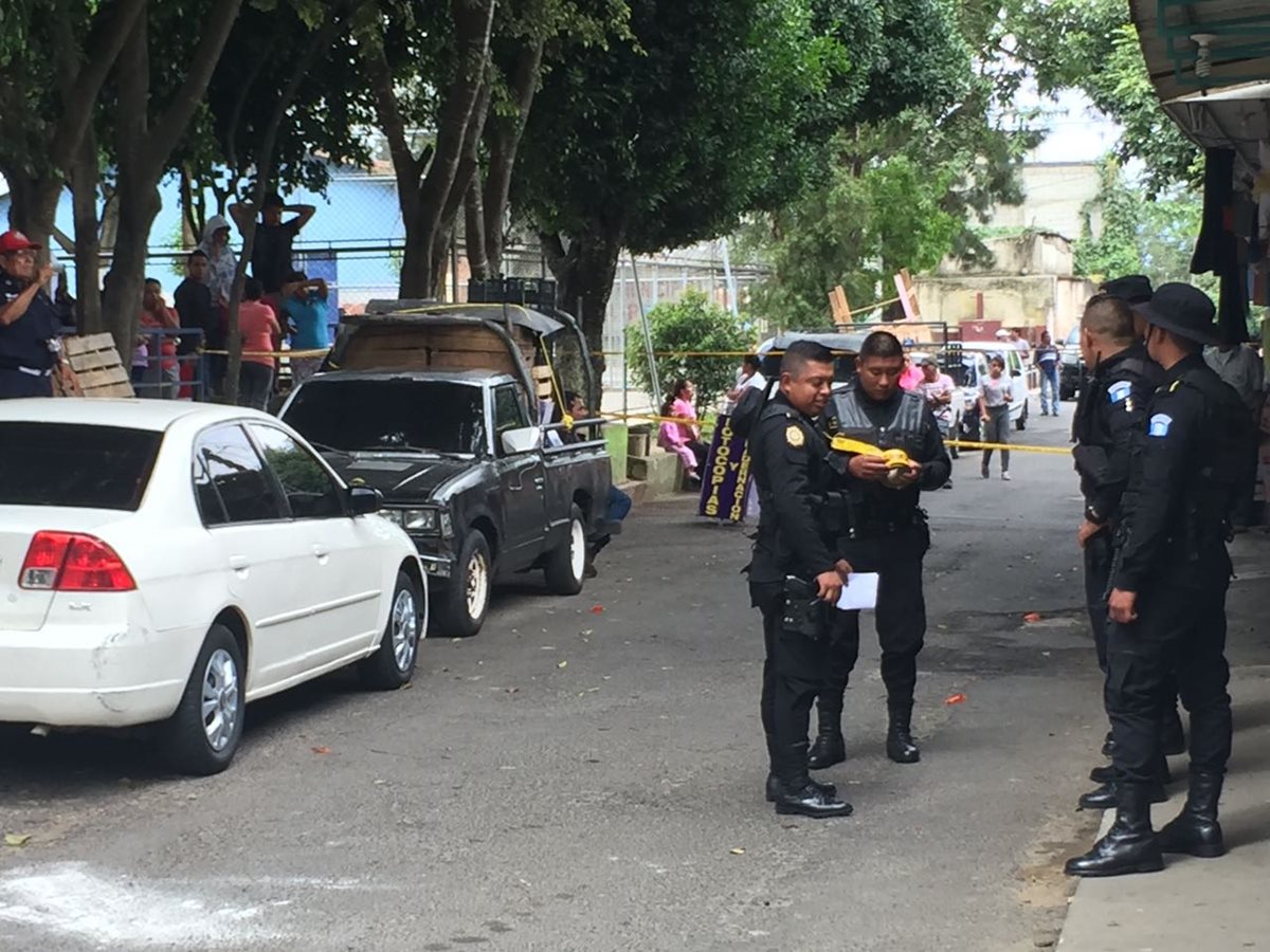La policía revisa el área donde fue asesinada una mujer en la zona 16. (Foto Prensa Libre: Cortesía)