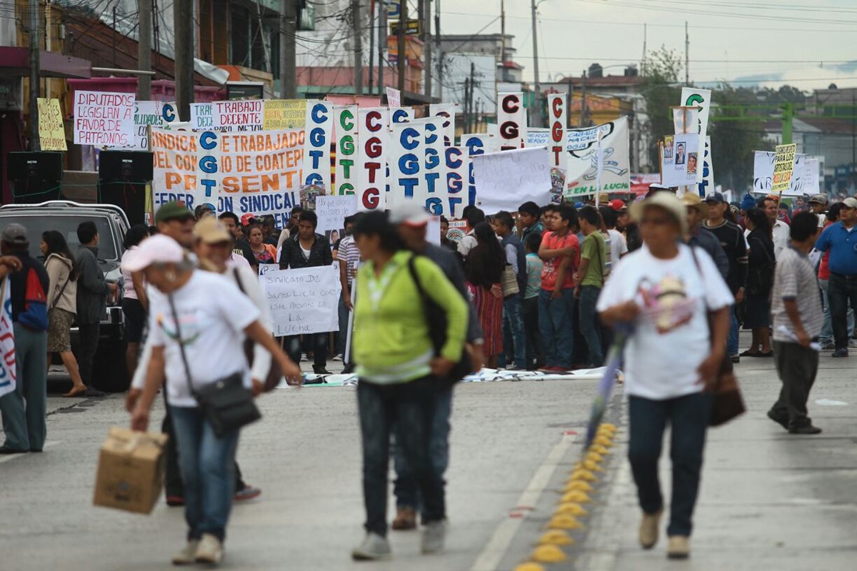 Las marchas por la Revolución salieron de varios puntos de la ciudad capital. (Foto Prensa Libre: Álvaro Interiano)