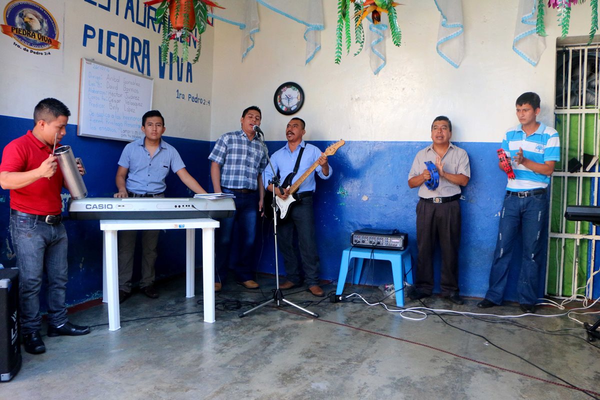 Reos de la cabecera de Retalhuleu integran la banda musical Regeneración 34, buscan reintegrarse a la sociedad. (Foto Prensa Libre: Rolando Miranda)