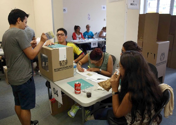 Un ciudadano colombiano vota en el consulado de su país en Barcelona, España.(Foto Prensa Libre:EFE).