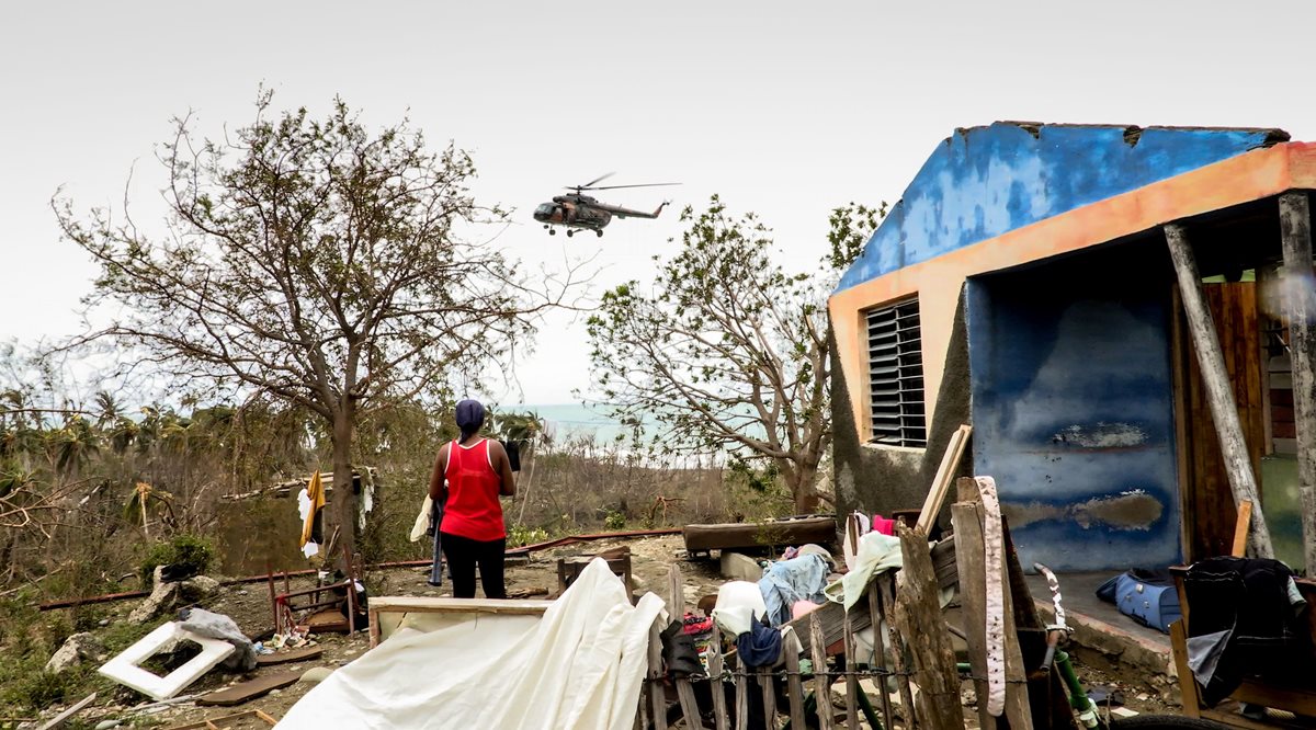 Un helicóptero de Protección Civil de Cuba inspecciona un área de Baracoa, una de las ciudades afectadas por "Matthew". (Foto Prensa Libre: AFP).