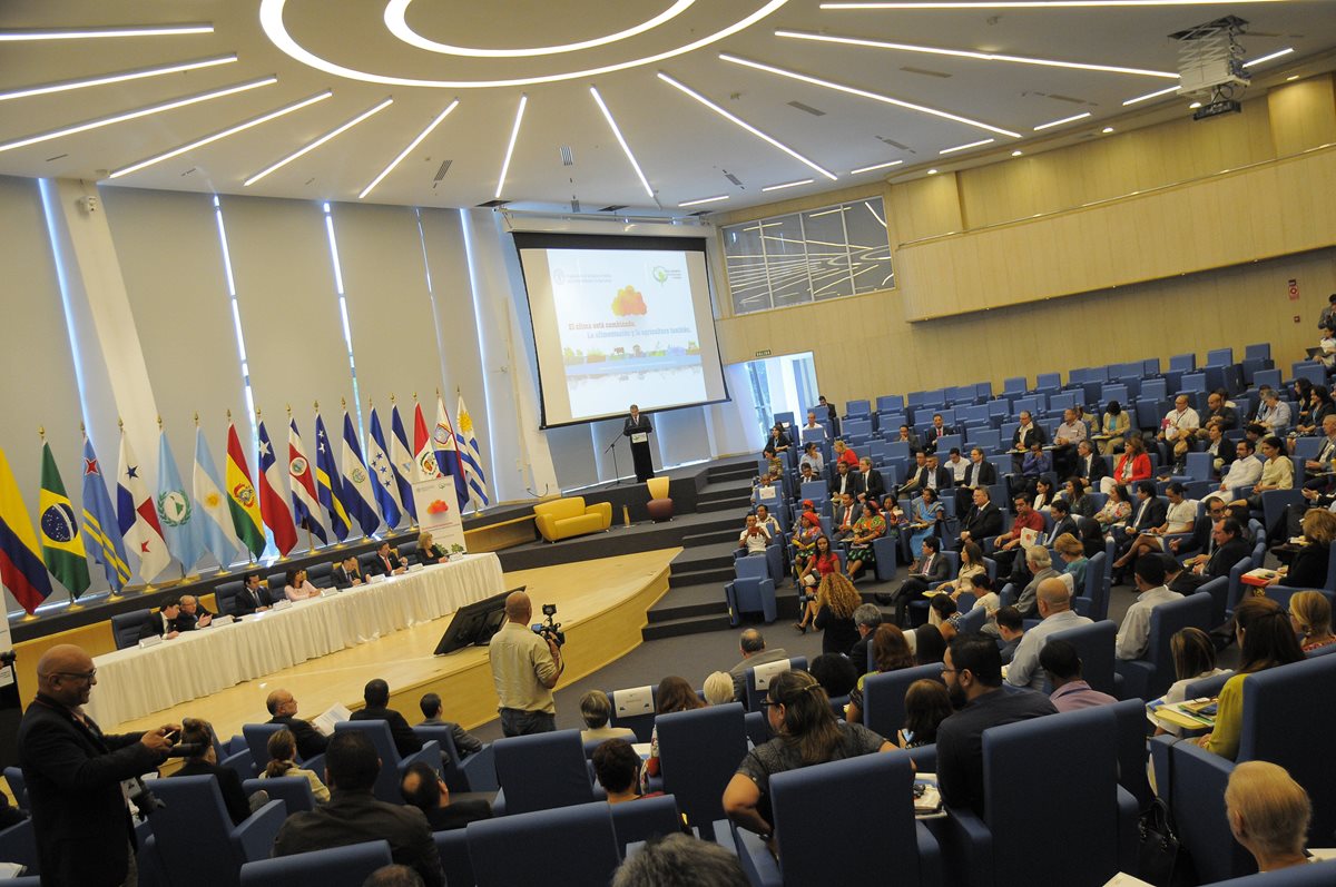 En la sede del Parlamento Latinoamericano y Panameño (Parlatino), en la ciudad de Panamá, se realizó el Foro sobre cambio climático y seguridad alimentaria. (Foto Prensa Libre: EFE)