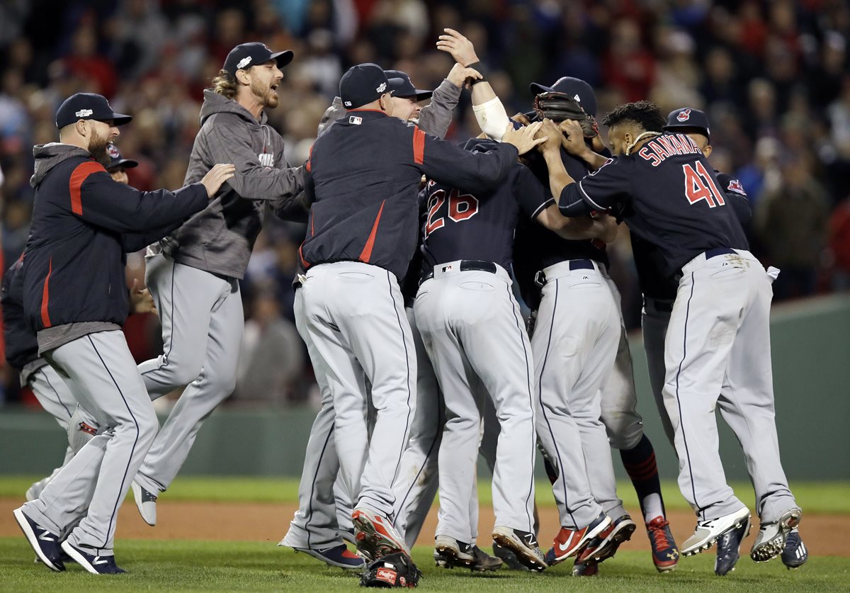 Los Indios de Cleveland barrieron con los Red Sox y avanzan en la Liga Americana. (Foto Prensa Libre: AFP)