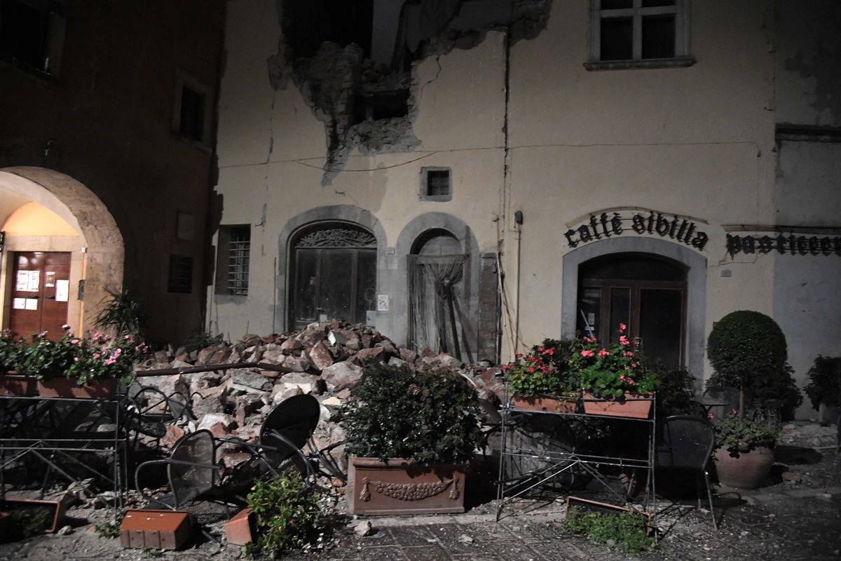La imagen muestra los destrozos en el pueblo de Borgo San Antonio, cerca de Visso, el centro de Italia. (Foto Prensa Libre: AFP)