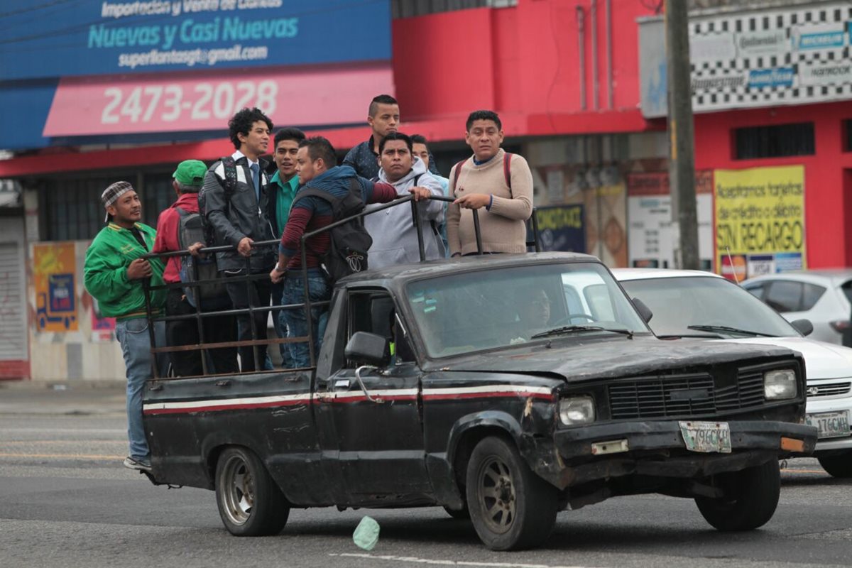 Usuarios del área sur de la capital viajan en picops y taxis para poder salir de sus colonias. (Foto Prensa Libre: Érick Ávila)