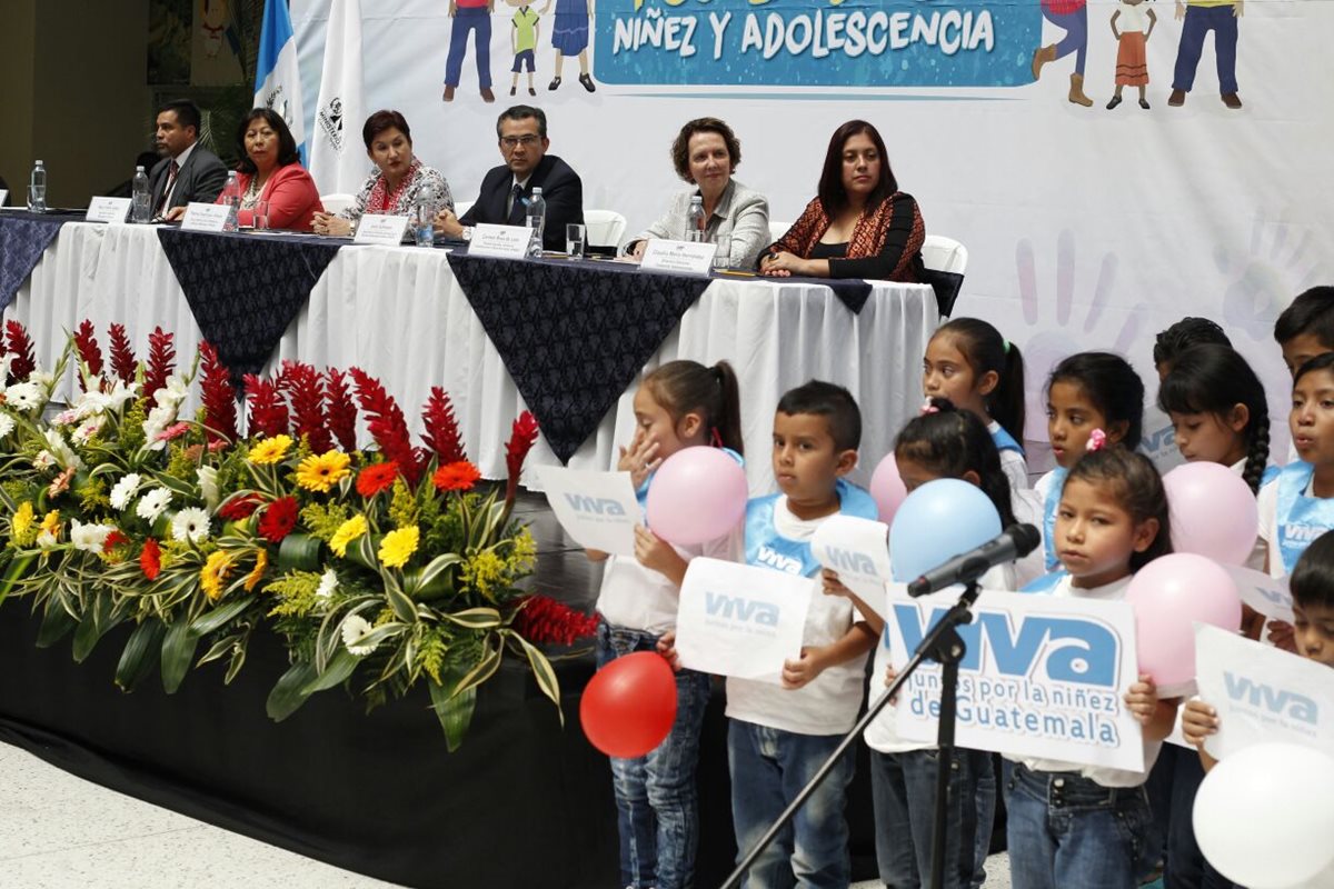 Un grupo de niños participa de la inauguración de la nueva fiscalía, en la sede del MP en la zona 1. (Foto Prensa Libre: Paulo Raquec)