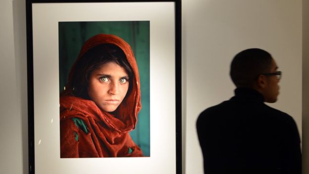 Sharbat Gula apareció en una de las portadas más icónicas de la revista National Geographic. GETTY IMAGES