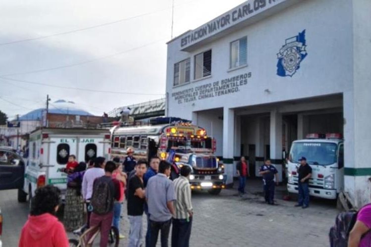 Bus en el que se registró el ataque armado en el km 50 de la ruta Interamericana. (Foto Prensa Libre).