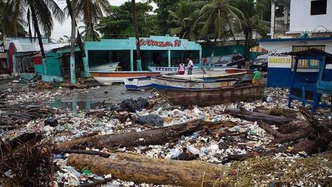 Huracán Matthew deja destrucción y muerte en Haití. (Foto Prensa Libre: AFP)