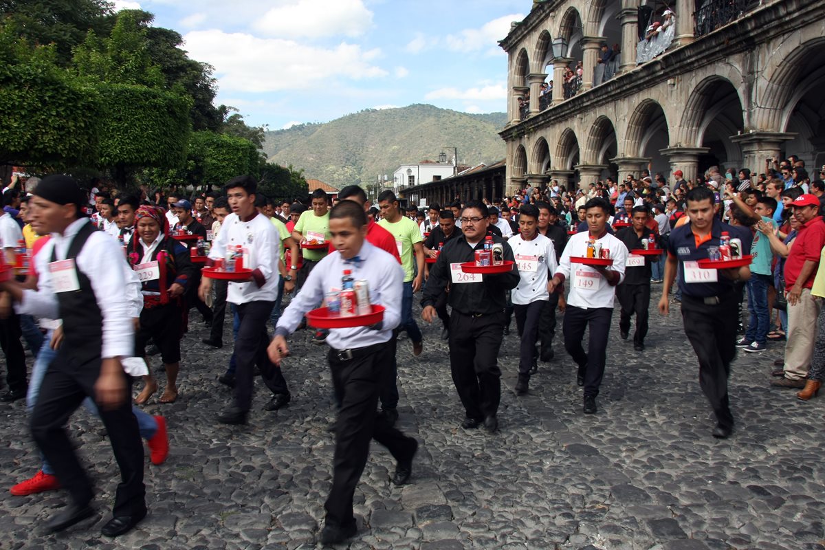Meseros de varios departamentos participaron en la Carrera de las Charolas. (Foto Prensa Libre: Renato Melgar)