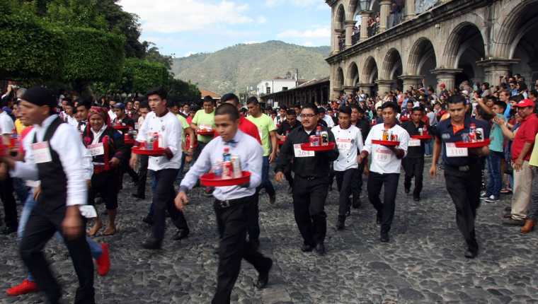 Meseros de varios departamentos participaron en la Carrera de las Charolas. (Foto Prensa Libre: Renato Melgar)