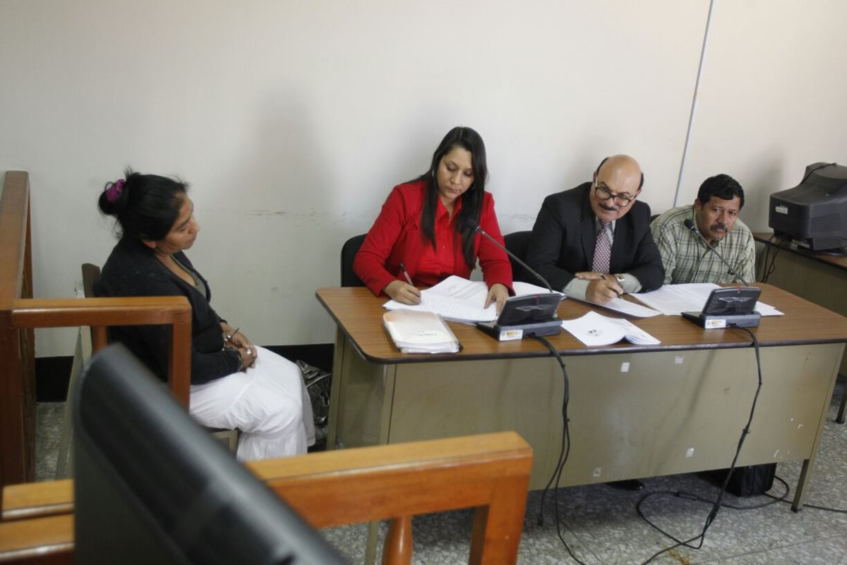 En el Tribunal Décimo abogados defensores -al centro- intentan probar inocencia de pareja acusada de la muerte a golpes de un hijo. (Foto Prensa Libre: Paulo Raquec)