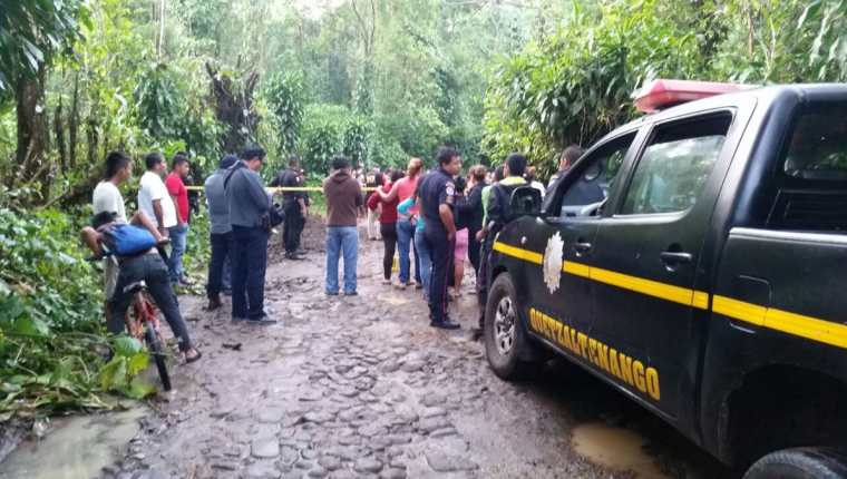 Vecinos llegan a reconocer los cadáveres del periodista y su esposa, en la carretera de terracería entre Coatpeque y Flores Costa Cuca, Quetzaltenango. (Foto Prensa Libre)