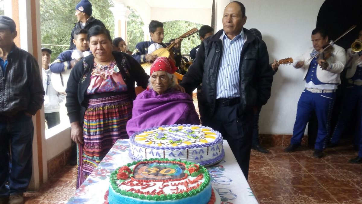 Doña Juana es sorprendida con pastel y mariachis para celebrar sus 123 años, en Sololá. (Foto Prensa Libre: Ángel Julajuj)
