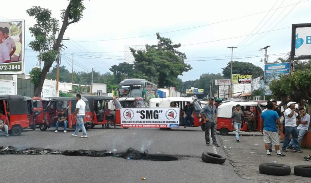 Manifestantes colocaron mototaxis para impedir el paso de vehículos. (Foto Prensa Libre: Melvin Popá).