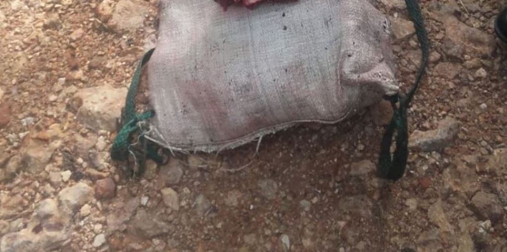 Costal en el que fue localizada la carne, en Flores, Petén. (Foto Prensa Libre: Rigoberto Escobar).