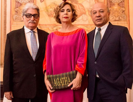 Rodrigo Urruela y José Luis Chea Urruela junto a la diseñadora española, Ágatha Ruiz. (Foto Prensa Libre: Agatharuizdelaparada.com)