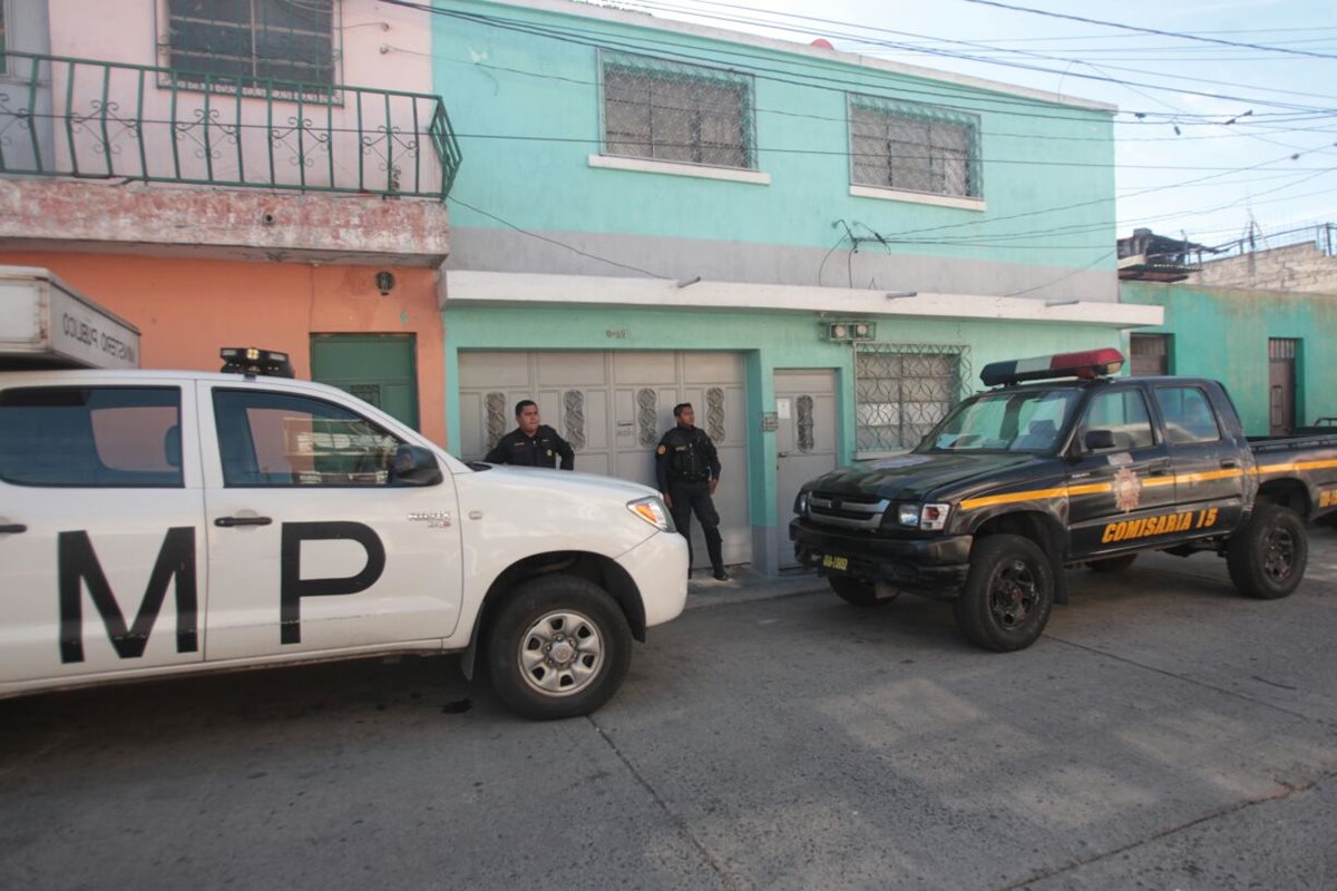 La casa verde, identificada como reducto de pandilleros, es custodiada por la PNC durante el allanamiento. (Foto Prensa Libre: Érick Avila)