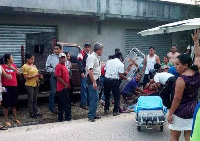 Socorristas trasladan a la pareja herida hacia el hospital distrital de Poptún, Petén. (Foto Prensa Libre: Walfredo Obando)