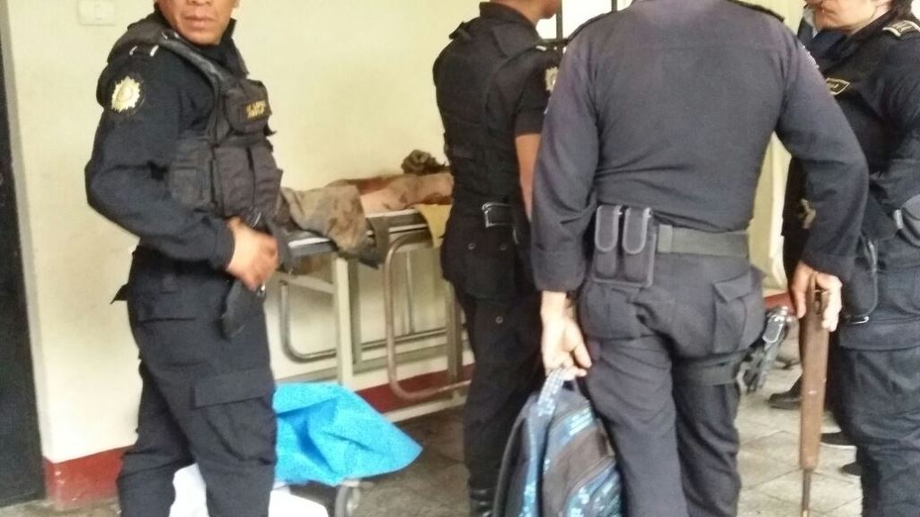 Autoridades efectúan diligencias en el centro de Salud de San Pedro Yepocapa, donde murió un hombre que fue vapuelado. (Foto Prensa Libre: Víctor Chamalé).