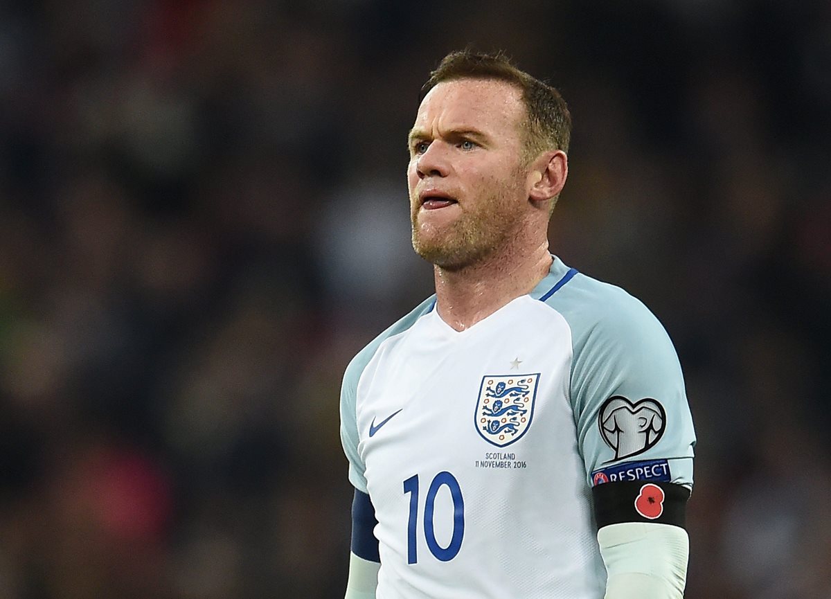 La polémica generada por Wayne Rooney terminó con un toque de queda para los seleccionados ingleses. (Foto Prensa Libre: EFE)