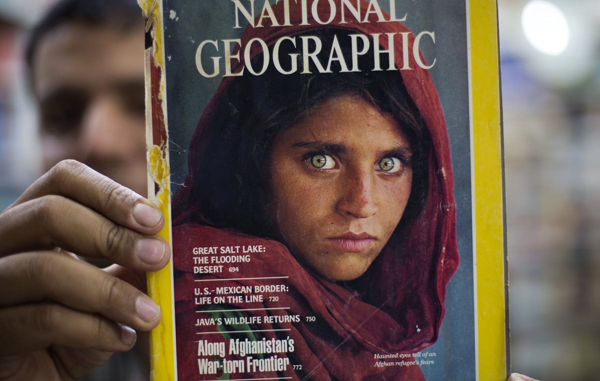 Pakistán deportará a la "niña afgana" de National Geographic