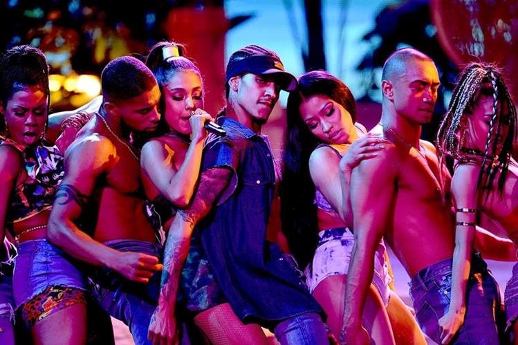 El show de Ariana Grande y Nicki Minaj fueron uno de los más aplaudidos durante la velada de los Premios AMA. (Foto Prensa Libre: AFP).
