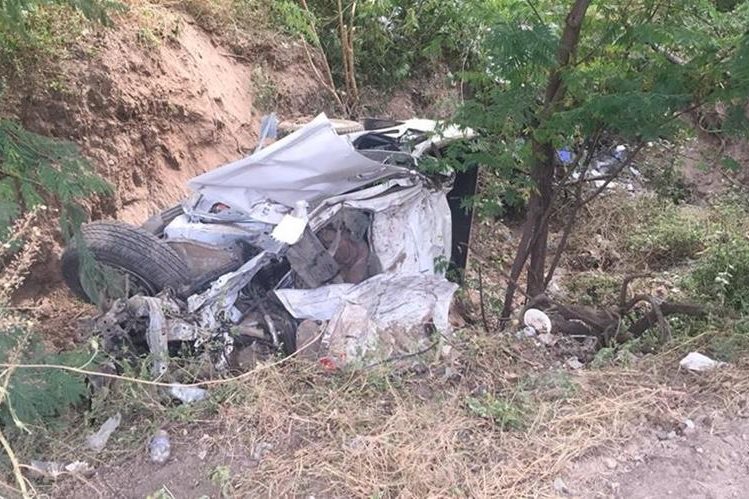 Picop accidentado en Río Hondo, Zacapa, en el que viajaban tres personas que murieron. (Foto Prensa Libre: Víctor Gómez)